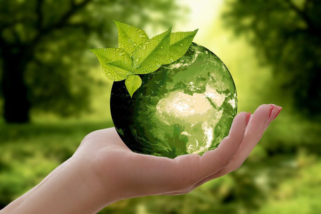 Planète terre verte dans paume de main féminine